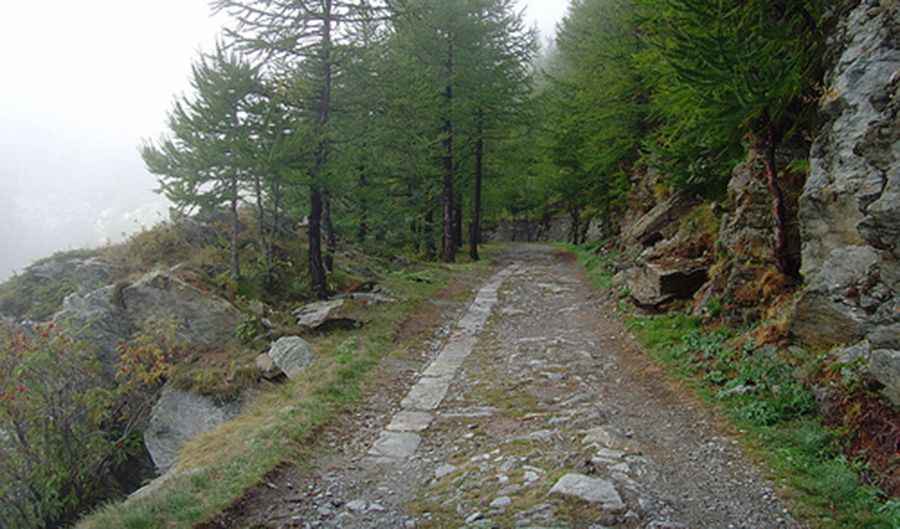 An old military road to Lago d'Arpon