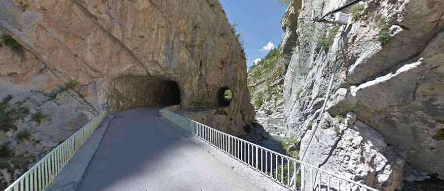 Can you drive through Clue du Pérouré?