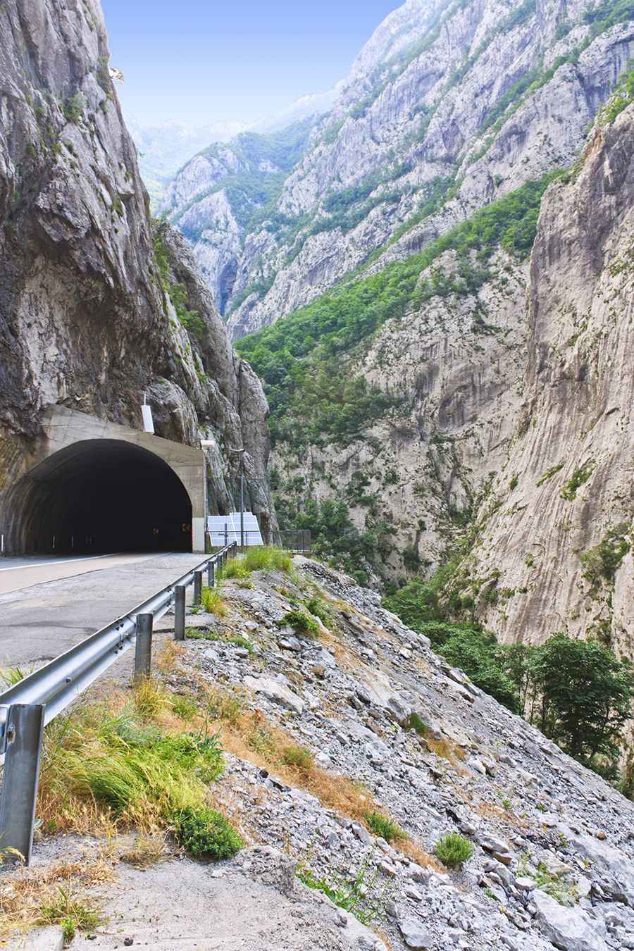 Can you drive through Moraca River Canyon?