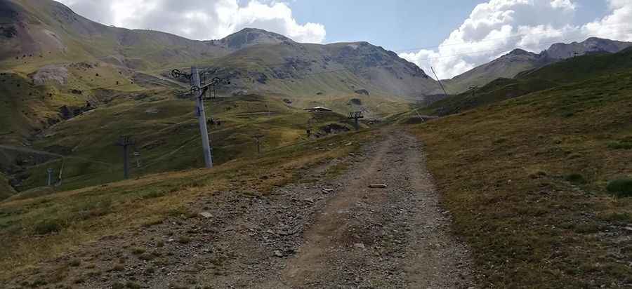 Cap de Vaques: a dirt trail to the summit
