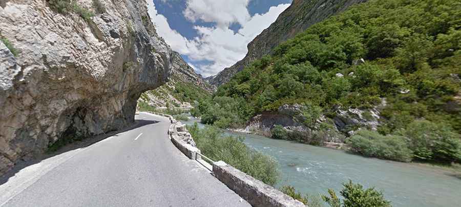 Clue de Chasteuil, a balcony road in France