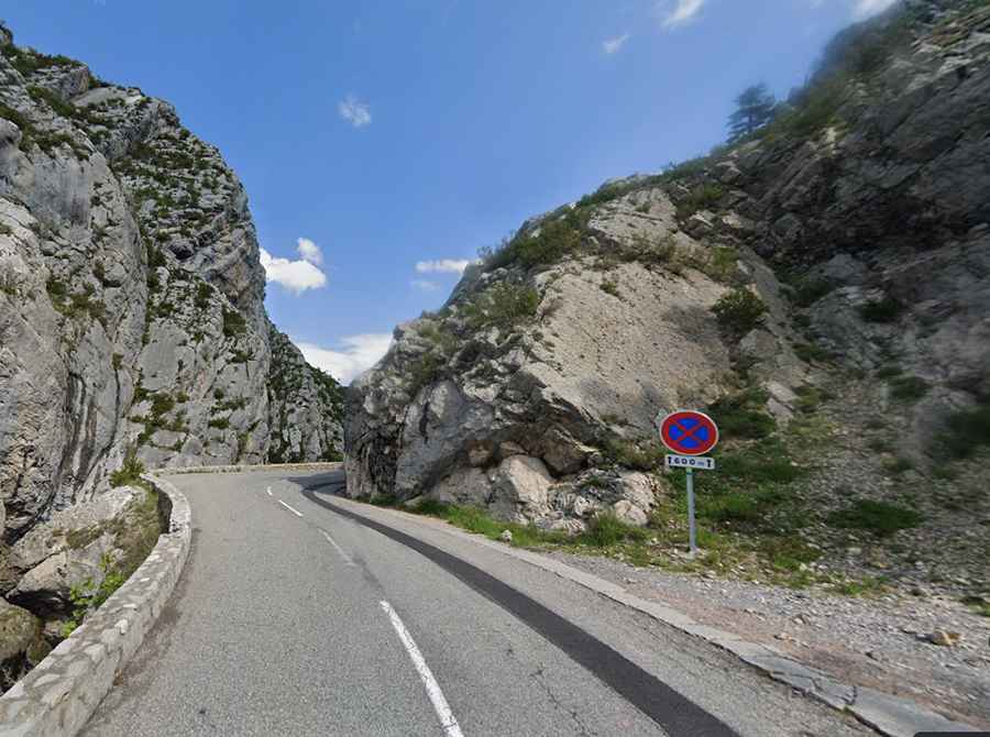 Clue de la Roche Percee is a French balcony road