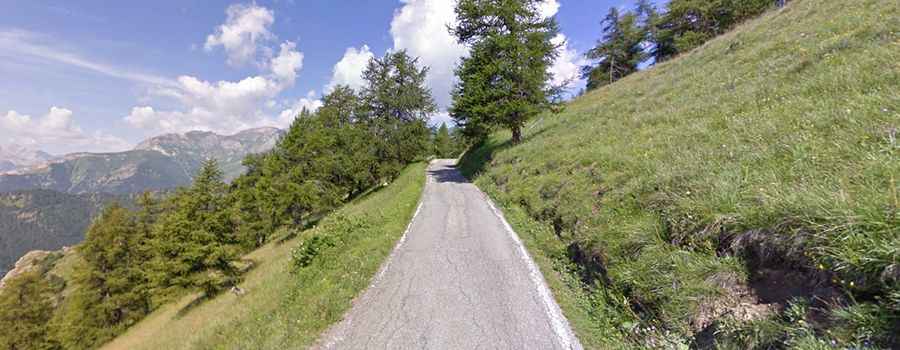 Colle della Cavallina: a narrow paved road to the summit