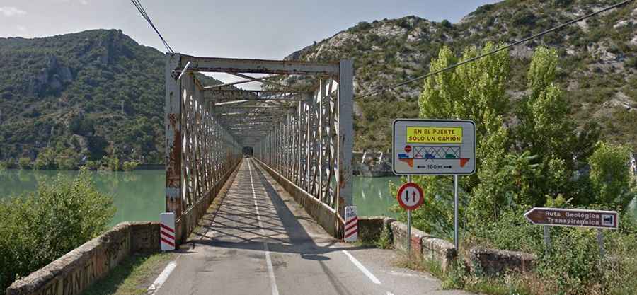 Crossing the scenic Puente del Embalse de la Peña