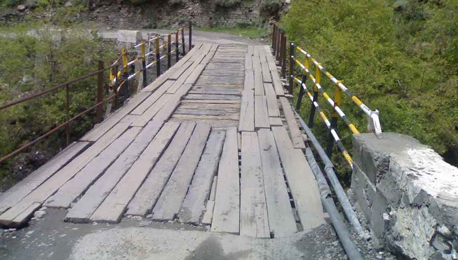 Crossing the spectacular Shansha Bridge in India