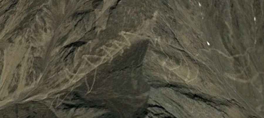 Dare to drive the dangerous Kōtal-e Darah-ye Rāst