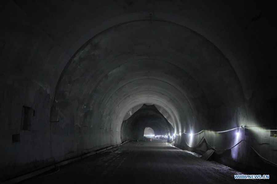 Doxong La tunnel: watch out for oncoming vehicles in the dark
