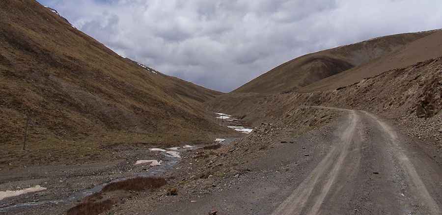 Drive across Tekhar La