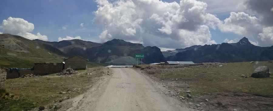 Driving 25km above 4,900m on the gravel road to Peru's Abra Azuca