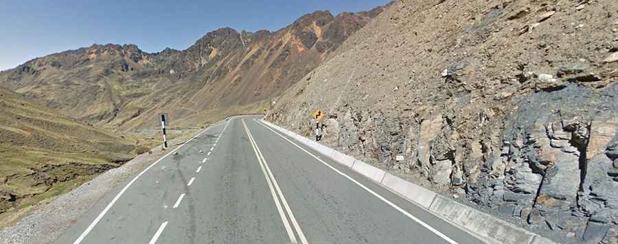 Driving a great paved road to Abra Pirhuayani in the Andes