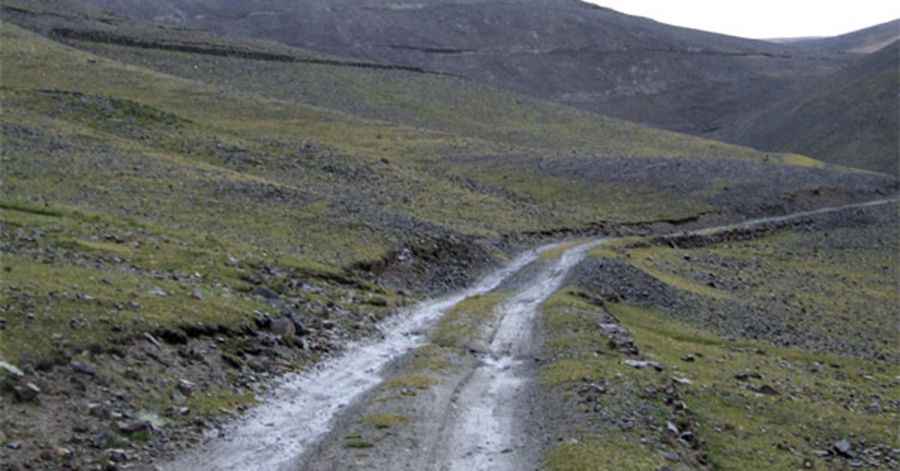 Driving one of the highest roads in the world to Lo La