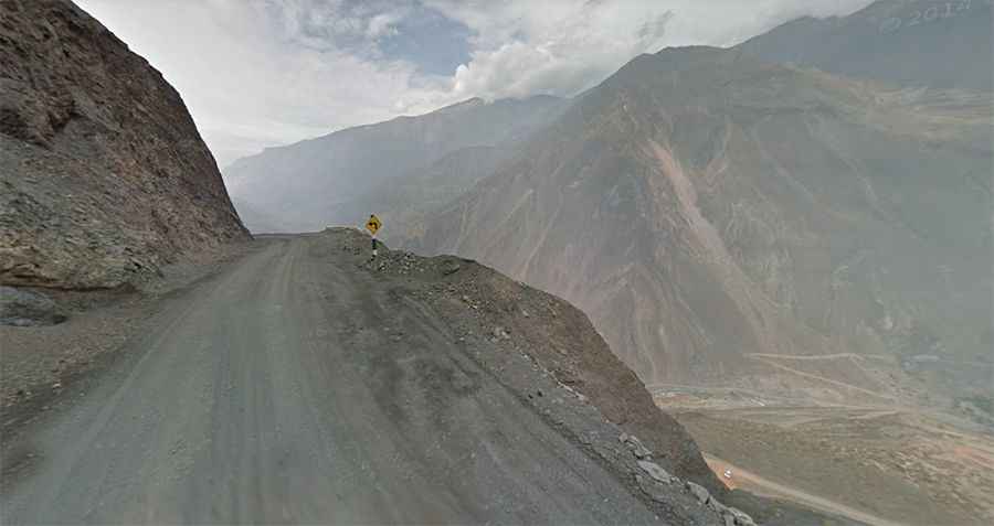 Driving Ruta 3N with vertigo-inducing depths of up to 1.000m