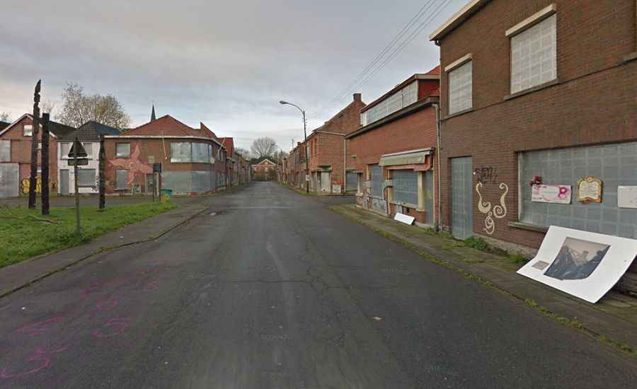 Driving the abandoned streets of Doel