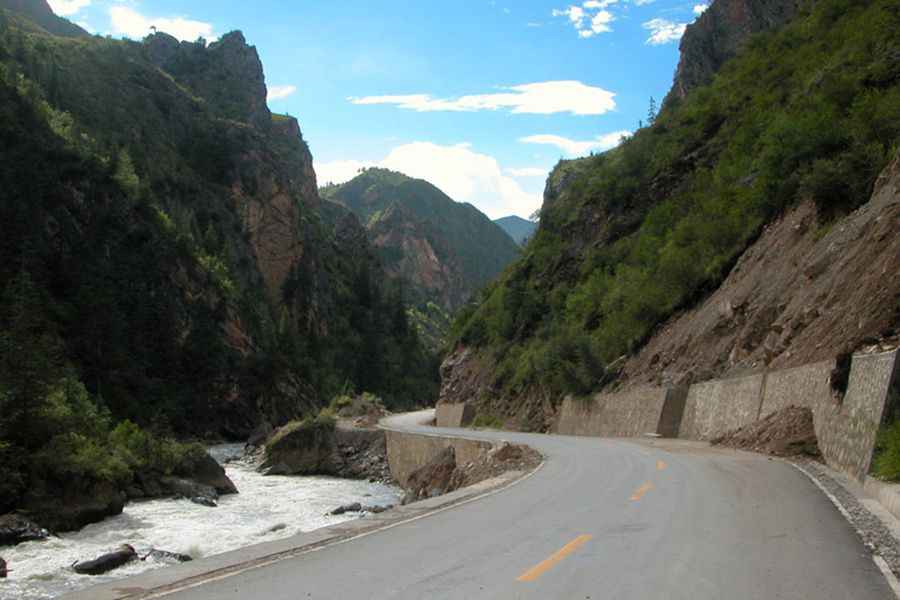 Driving the breathtaking road to Lazhi La