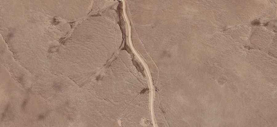 Driving the brutal sandy road to Qizil Dawān