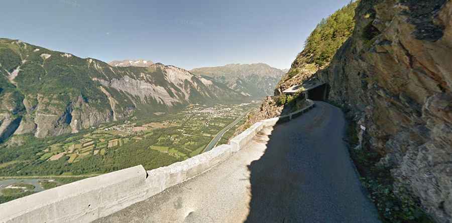 Driving the challenging D211A through Combe de la Fayolle