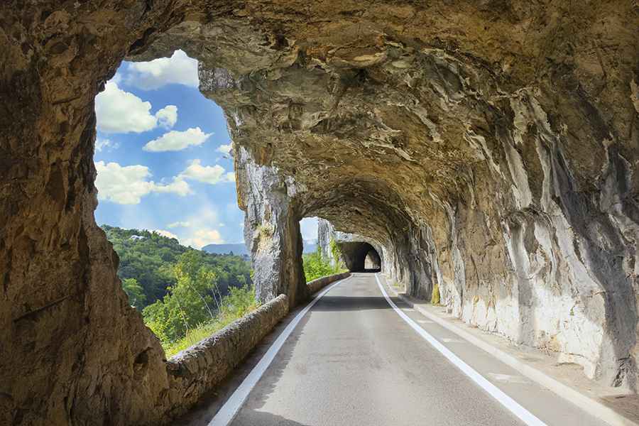 Driving the challenging Défilé de Ruoms, a French balcony road