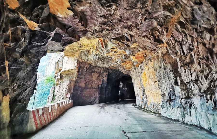 Driving the cliff Jingdi Hanging Tunnel to Shenlongwan Village