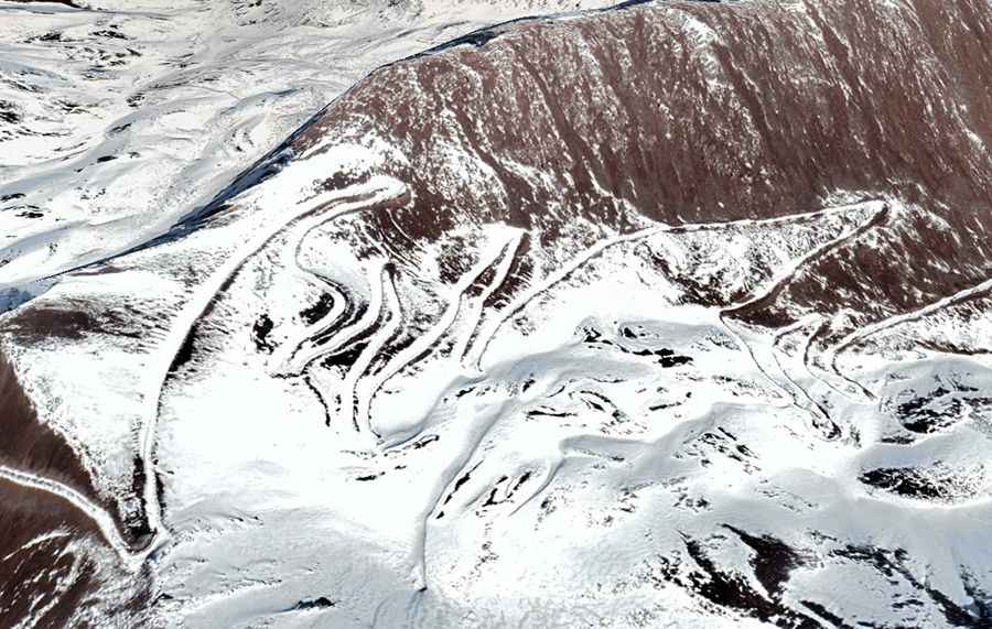 Driving the curvy road to Lenglongling Pass is for experienced drivers