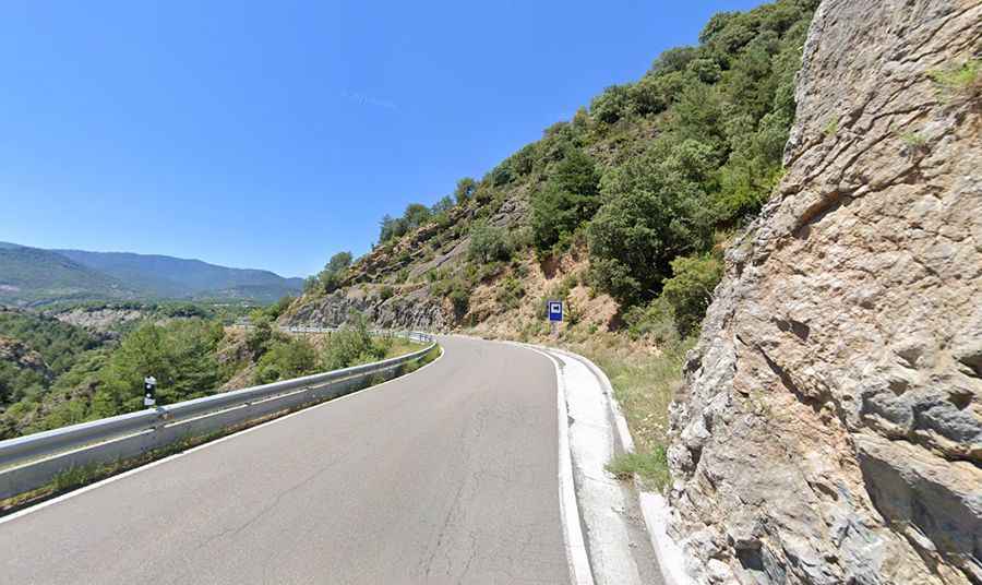Driving the defiant N-260 through Congosto de Janovas, the narrowest National Road in Spain