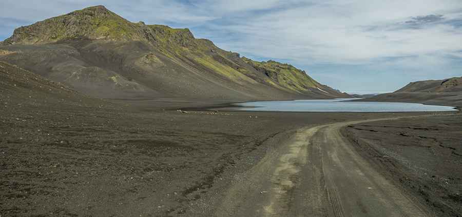 Driving the demanding Road F235 (Langisjór)