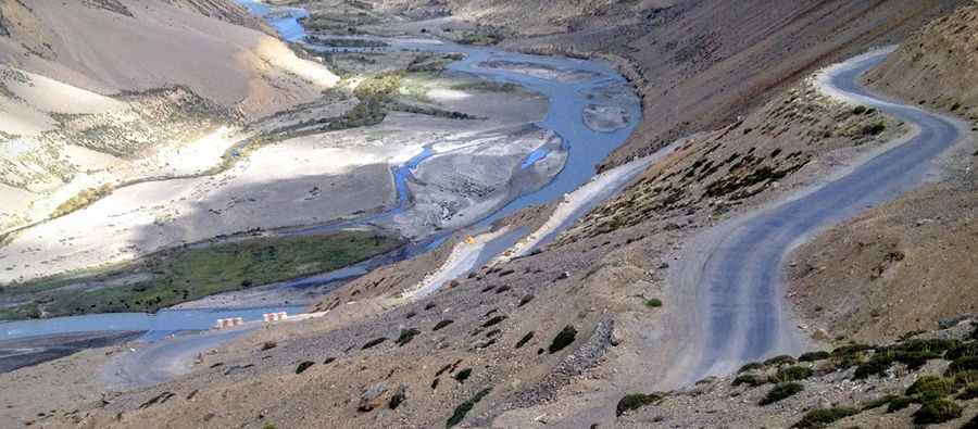 Driving the exciting road to the top of Nakee La Pass