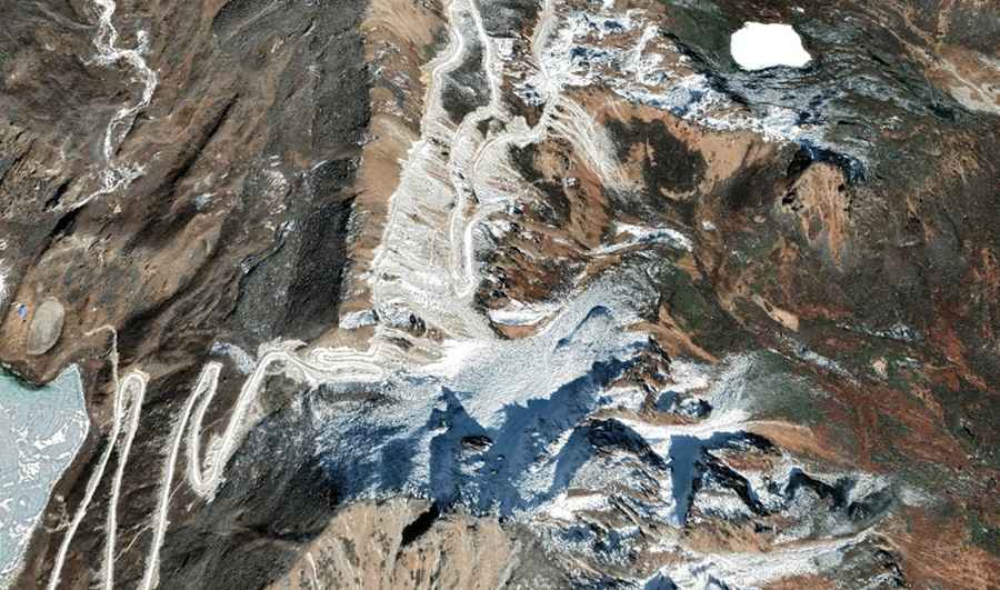 Driving the illegal road to Namgung La