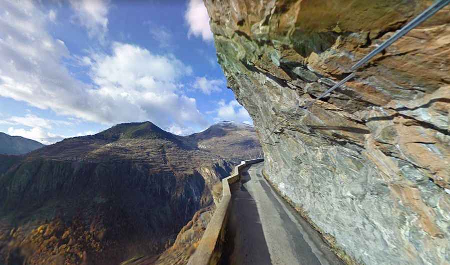 Driving the infamous D220-Les Travers, a French balcony road