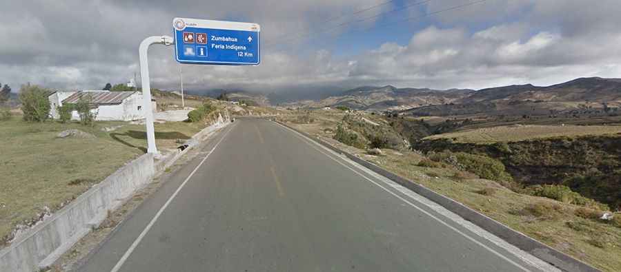 Driving the paved road to Laguna Quilotoa