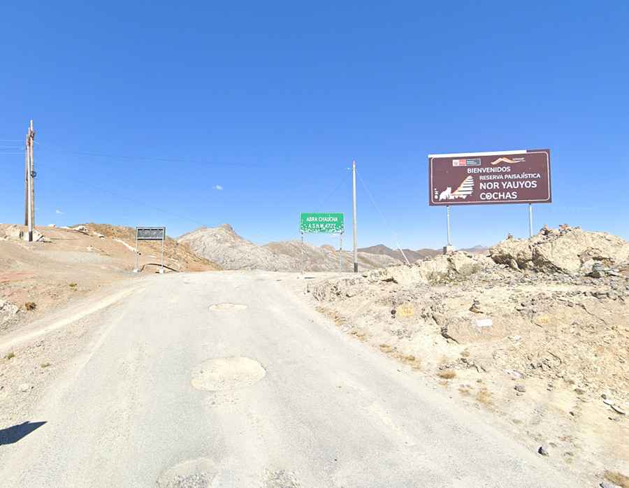 Driving the potholed road to Abra Chaucha in the central highlands