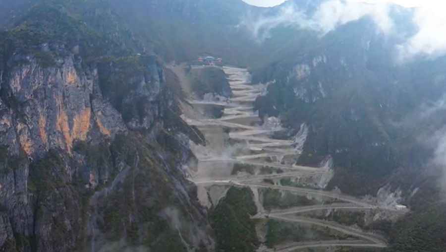 Driving the road to Zixia Palace with 49 dizzying hairpin bends
