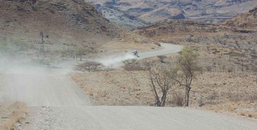 Driving the sandy road to Remhoogte Pass