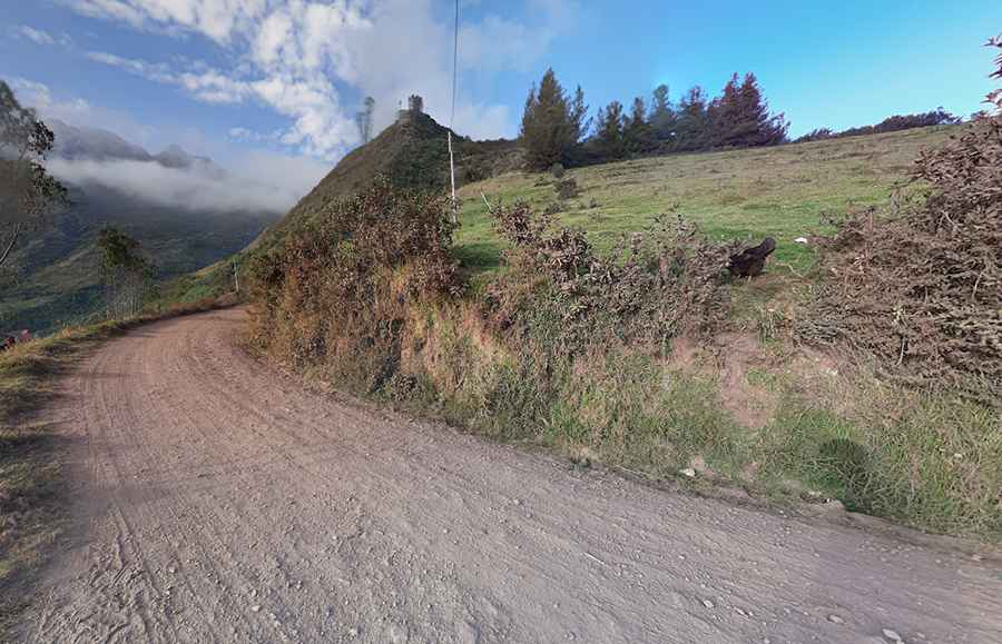 Driving the scary unpaved road to Abra Chucuito in the Andes