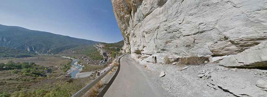 Driving the scenic Puente de Montañana-Alsamora Road