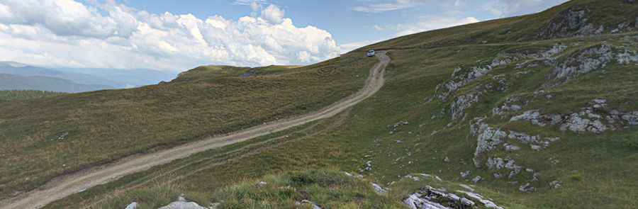 Driving the unpaved 4x4 road to Fratosteanu Mare