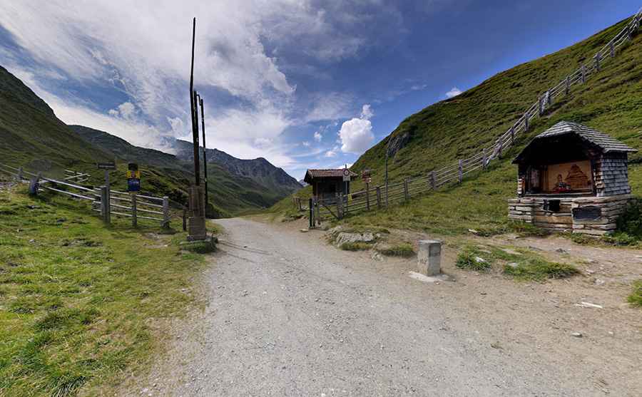 Driving the unpaved road to Klammljoch (Passo di Gola)
