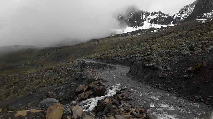Driving the unpaved road to Paso Sanchez in La Paz Department