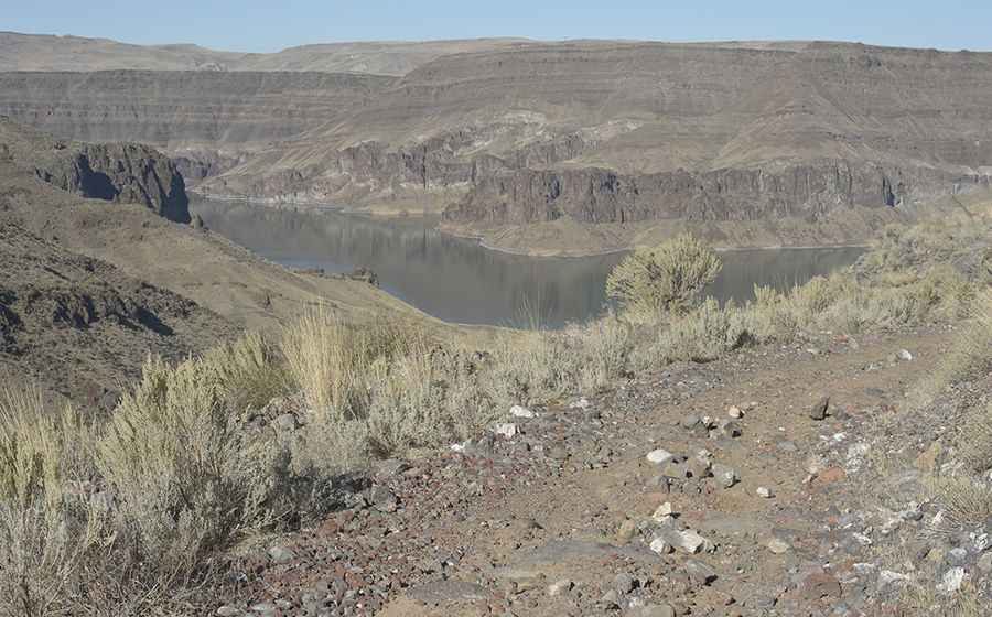 Driving the wild Fisherman Road to Lake Owyhee in OR