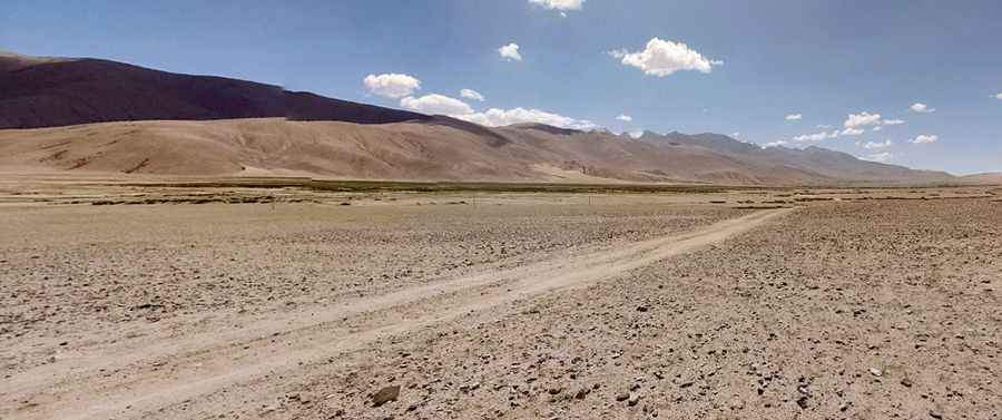 Driving the wild road to Kongta La