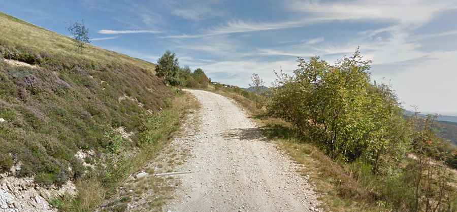 Driving the wild unpaved road to Punta di Verzel