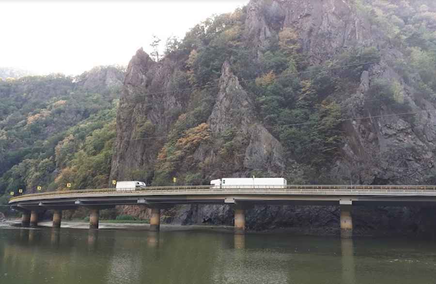 Driving through the scenic Olt Defile