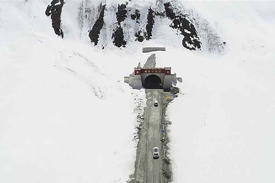 Driving through the wild Galung La tunnel
