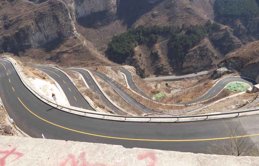 Hongjing Road is a drive worth taking in Beijing province