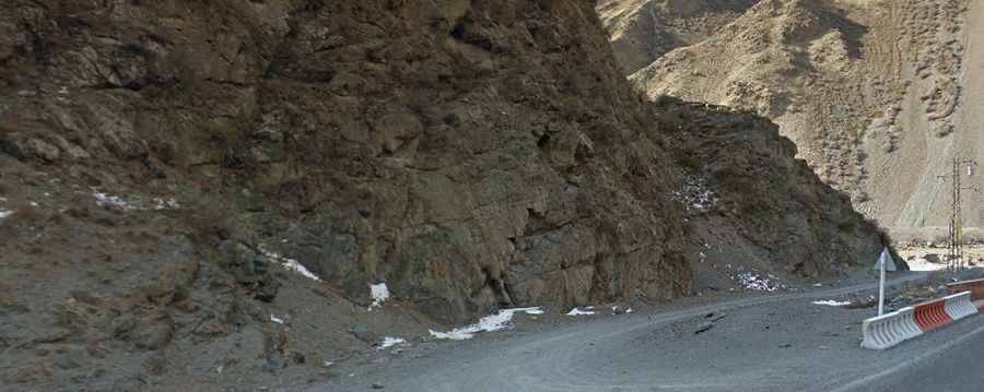 How challenging is the climb to Pereval Mazar-Asjuu?