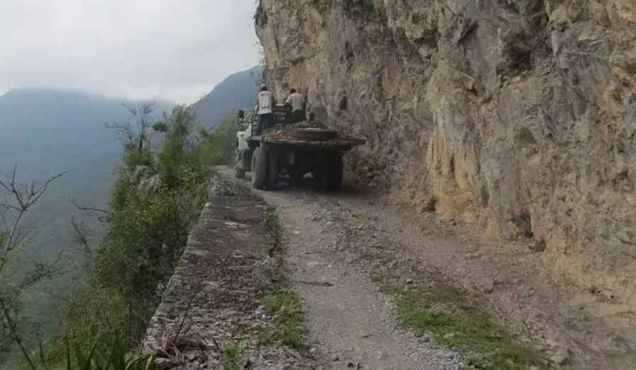 How Challenging is the Paso de la Muerte Road?