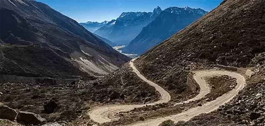 How challenging is the road from Zemithang to Khinzemane?