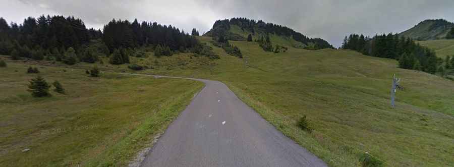 How difficult is the climb to Col de la Ramaz?