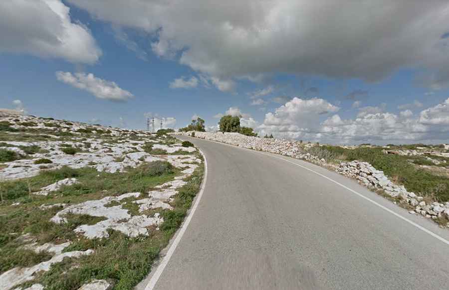 How do you reach Dingli Cliffs by road?