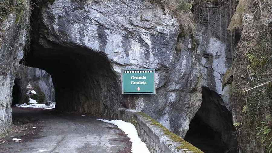 How long is Les Grands Goulets road?