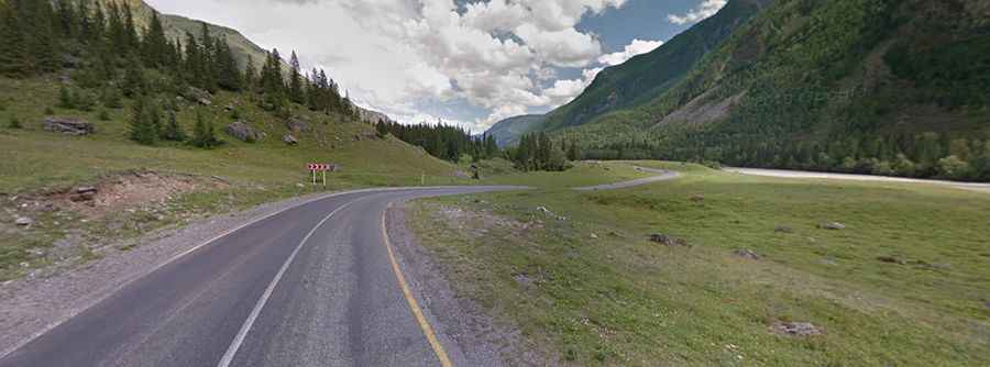 How long is the Chuya Highway (Chuisky Tract)?